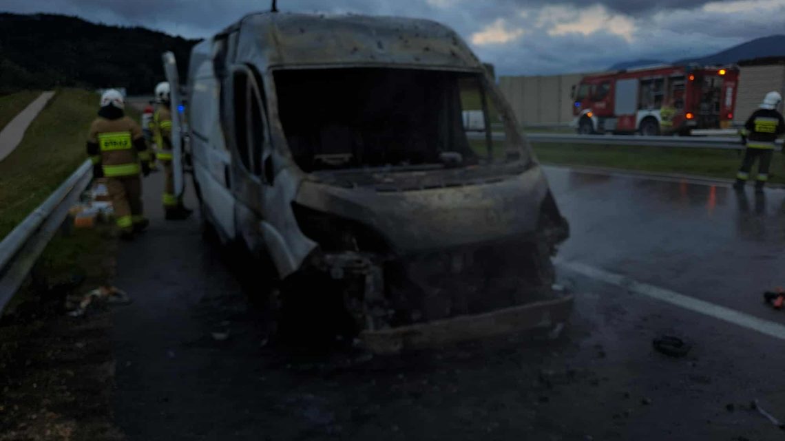 Pożar samochodu dostawczego na S7 w Krzeczowie.