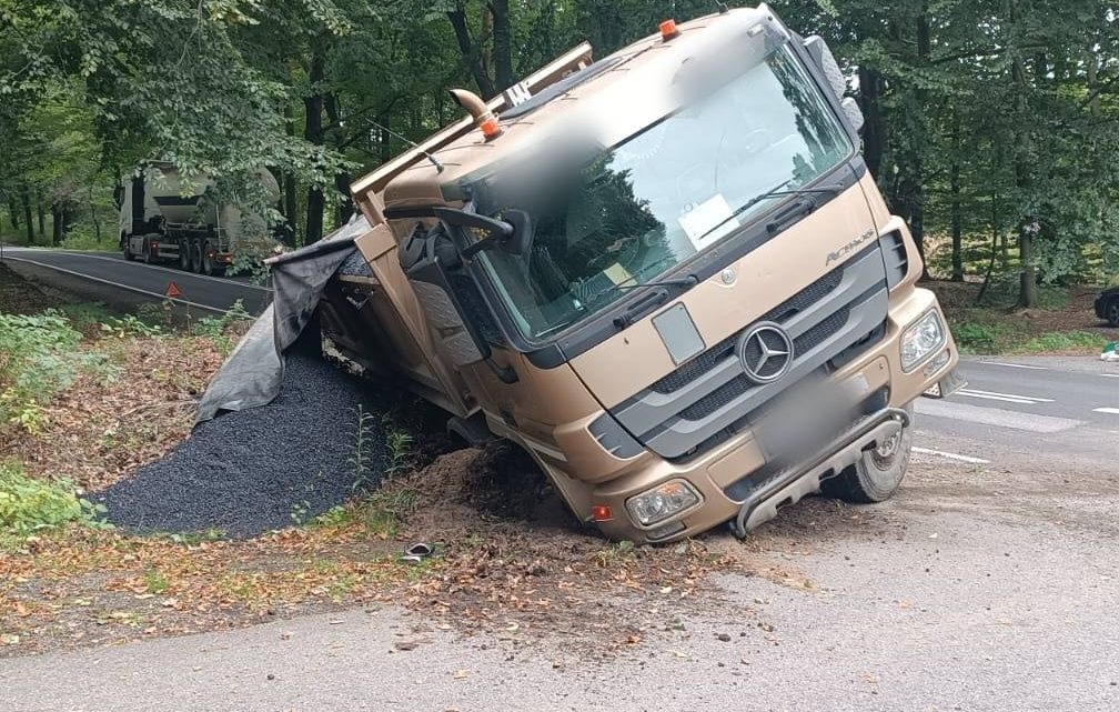 Rudno, ul. Jurajska – wypadek z udziałem ciężarówki, droga zablokowana!