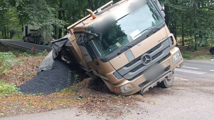 Rudno, ul. Jurajska – wypadek z udziałem ciężarówki, droga zablokowana!