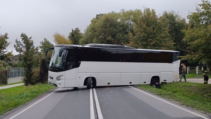 Zator. Autokar wycieczkowy zablokował ruch na krajówce..