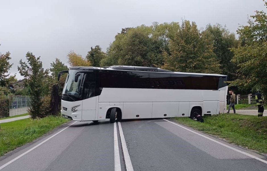 Zator. Autokar wycieczkowy zablokował ruch na krajówce..