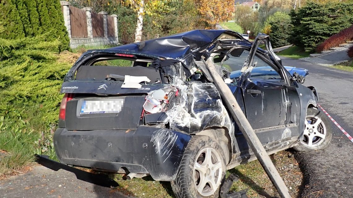 Wypadek w Koźmicach Wielkich – 25-latek pijany, uciekł z miejsca zdarzenia.