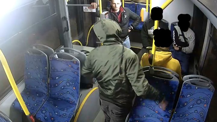 Policja prosi o pomoc w identyfikacji sprawców bójki w autobusie w Trzebini.