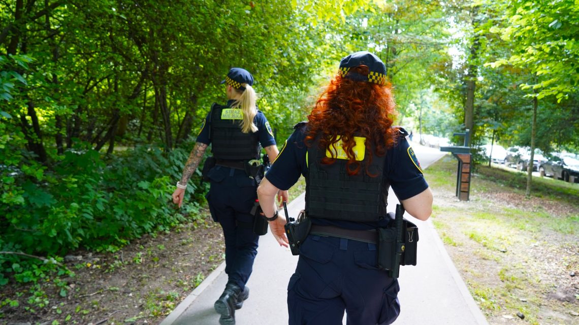 Dziewczynka samotnie błąkała się po ulicy – pomogli przechodnie i strażnicy.