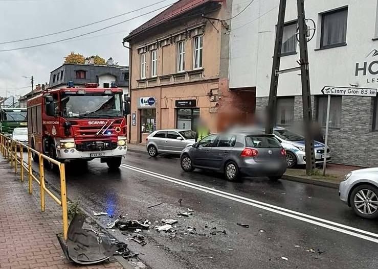 Zderzenie czterech samochodów na ul. Krakowskiej w Andrychowie – utrudnienia w ruchu!