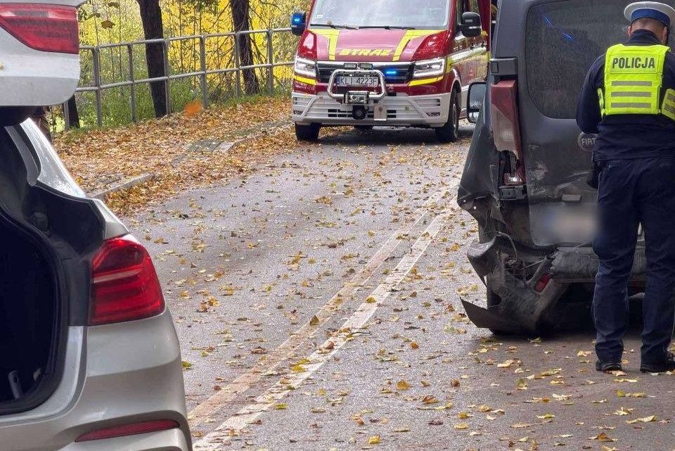 Zderzenie trzech samochodów w Słopnicach – dwie osoby trafiły do szpitala.