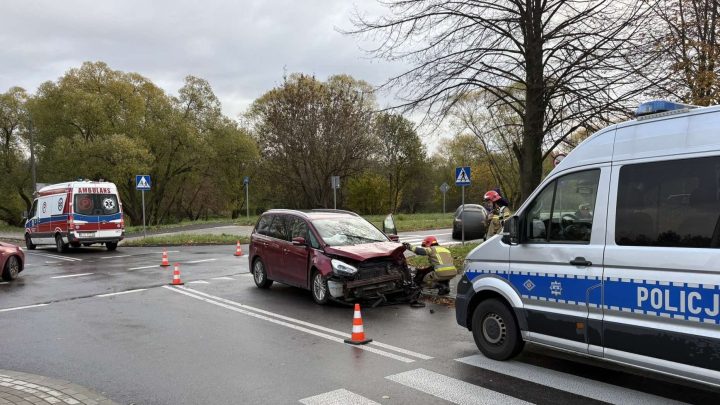 Zderzenie dwóch samochodów w Oświęcimiu – utrudnienia w ruchu.