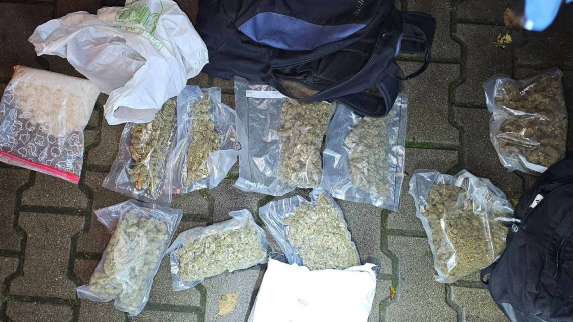 Kraków: Policjanci z „trójki” przechwycili półtora kilograma narkotyków.