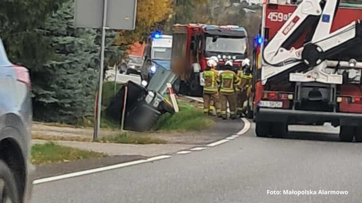 Utrudnienia w ruchu na DK28 w Tymbarku – samochód w rowie.