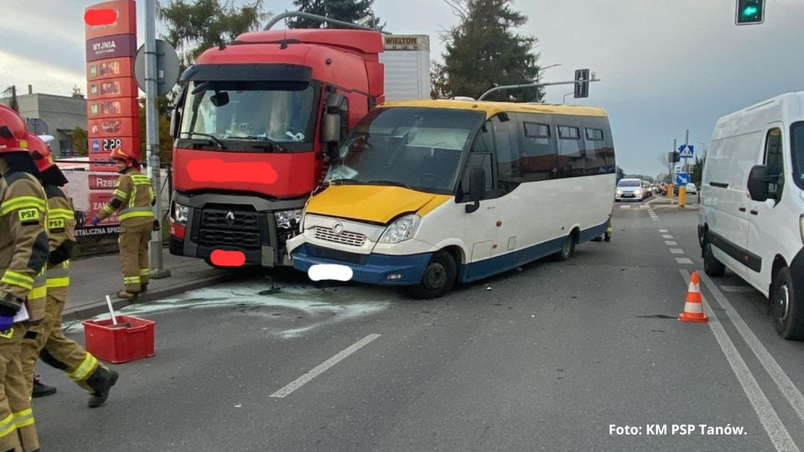 Kolizja ciężarówki z busem w Tarnowie. Dwie osoby trafiły do szpitala!
