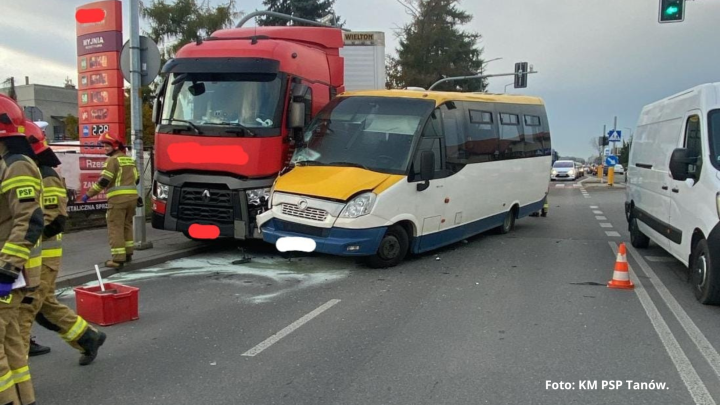 Kolizja ciężarówki z busem w Tarnowie. Dwie osoby trafiły do szpitala!