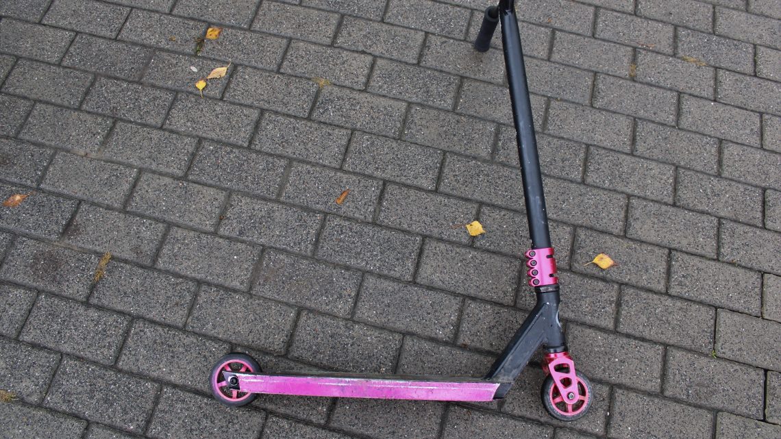 Powiat oświęcimski. 12 kolizji drogowych w kilkanaście godzin. Policjanci zalecają zmniejszenie prędkości oraz koncentrację podczas jazdy.
