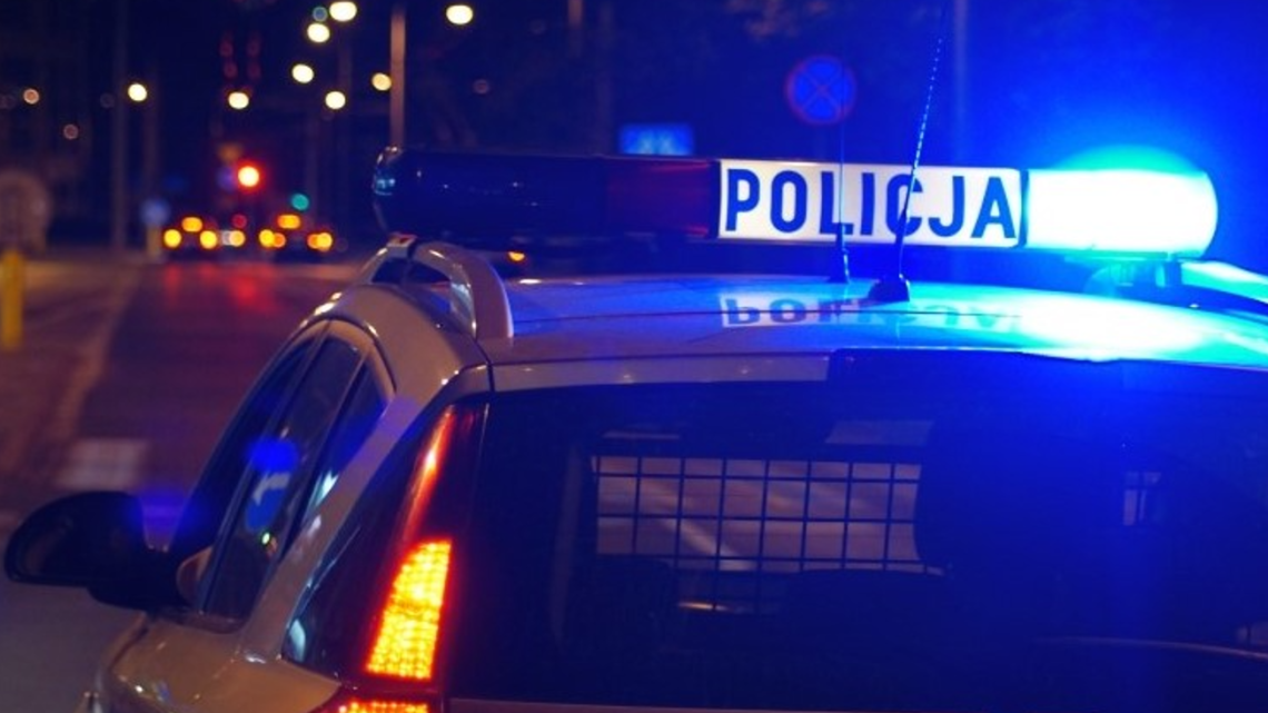 Nietrzeźwy 72-latek bez prawa jazdy spowodował kolizję i ukrył się w zaroślach.