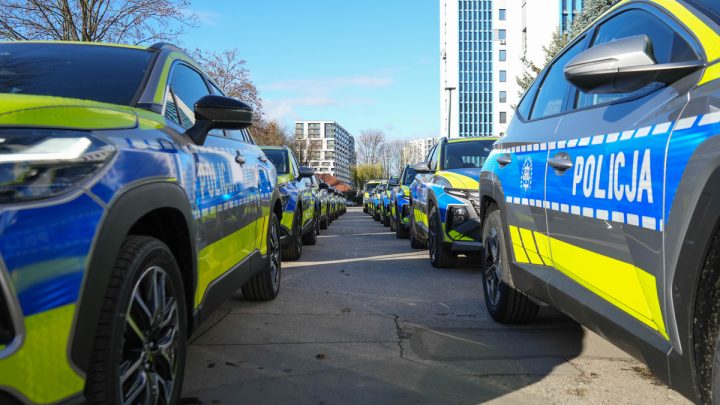 Flota Komendy Wojewódzkiej Policji w Krakowie powiększyła się o 167 nowych pojazdów służbowych!