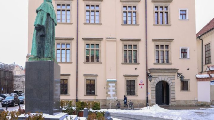 Dyrektor XLIV LO zawieszony. Miasto i kuratorium badają sprawę polecenia ogolenia głowy uczniowi.