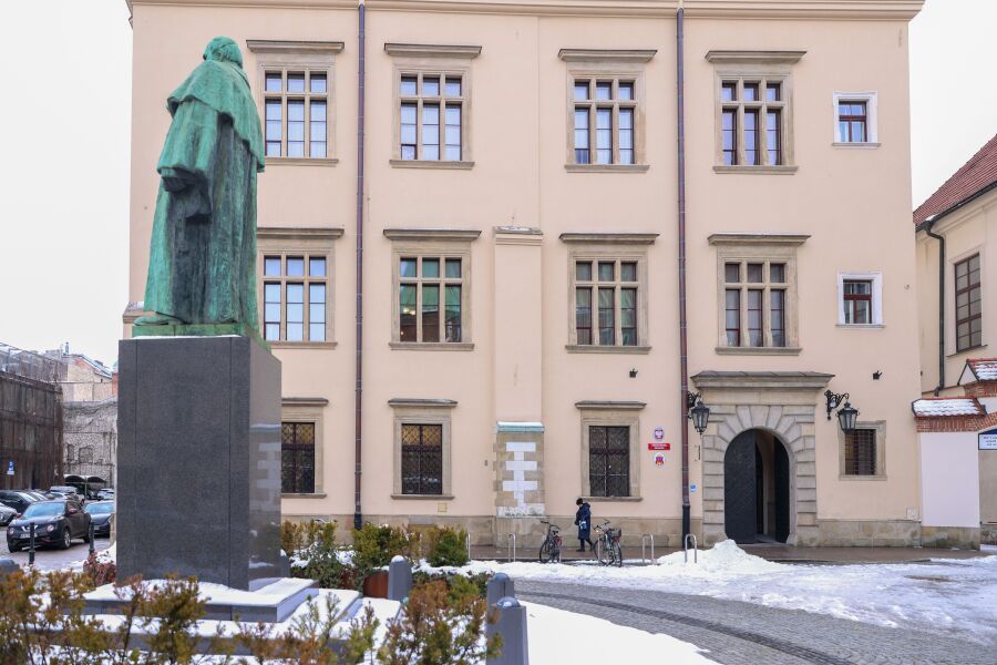 Dyrektor XLIV LO zawieszony. Miasto i kuratorium badają sprawę polecenia ogolenia głowy uczniowi.