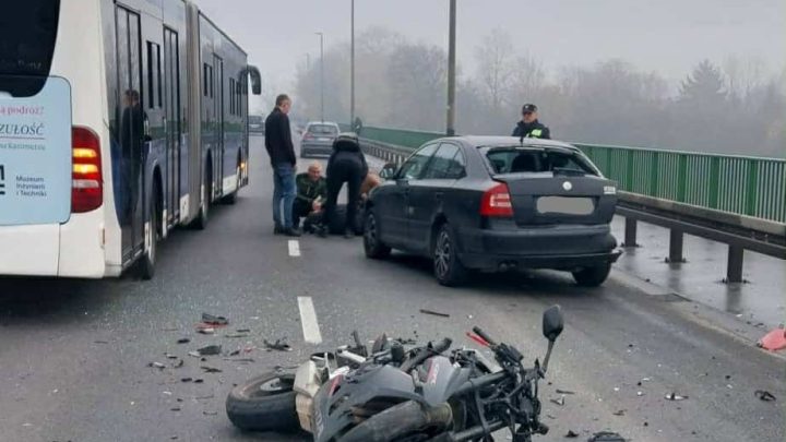Kraków – Groźny wypadek motocyklisty na ul. Nowohuckiej.
