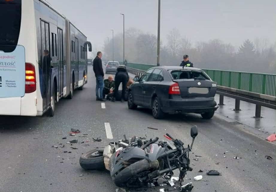 Kraków – Groźny wypadek motocyklisty na ul. Nowohuckiej.