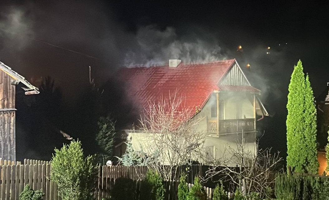 Nocny pożar budynku mieszkalnego w Szczawnicy.