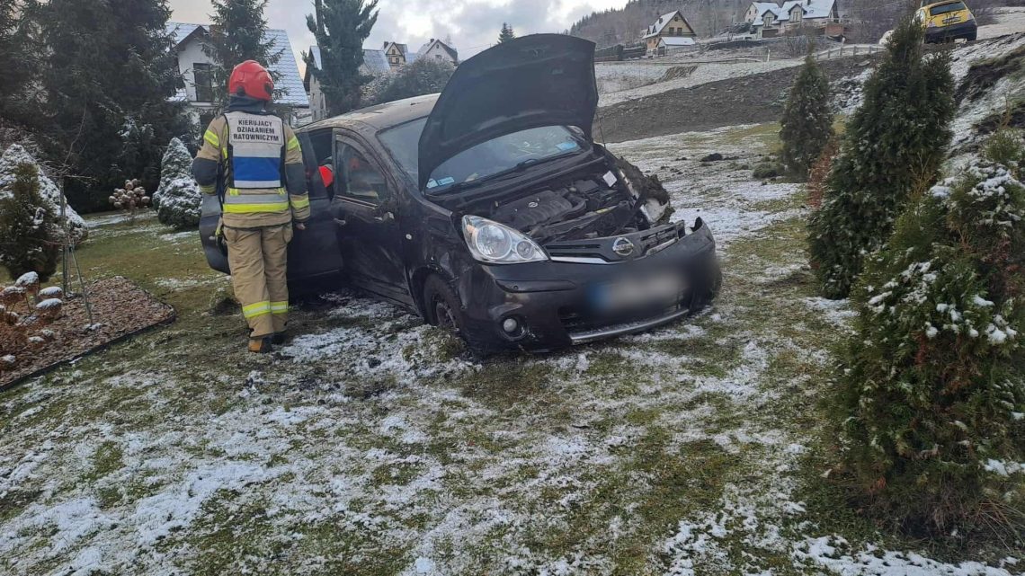 Poranne dachowanie w Kasinie Wielkiej. Kierowca wypadł z drogi.
