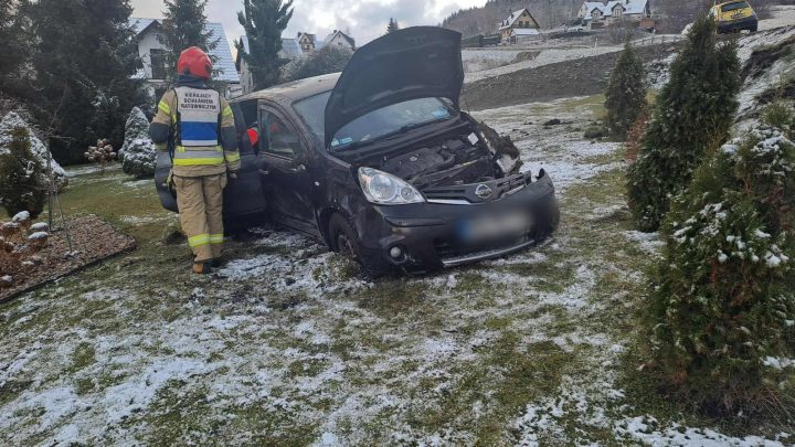 Poranne dachowanie w Kasinie Wielkiej. Kierowca wypadł z drogi.
