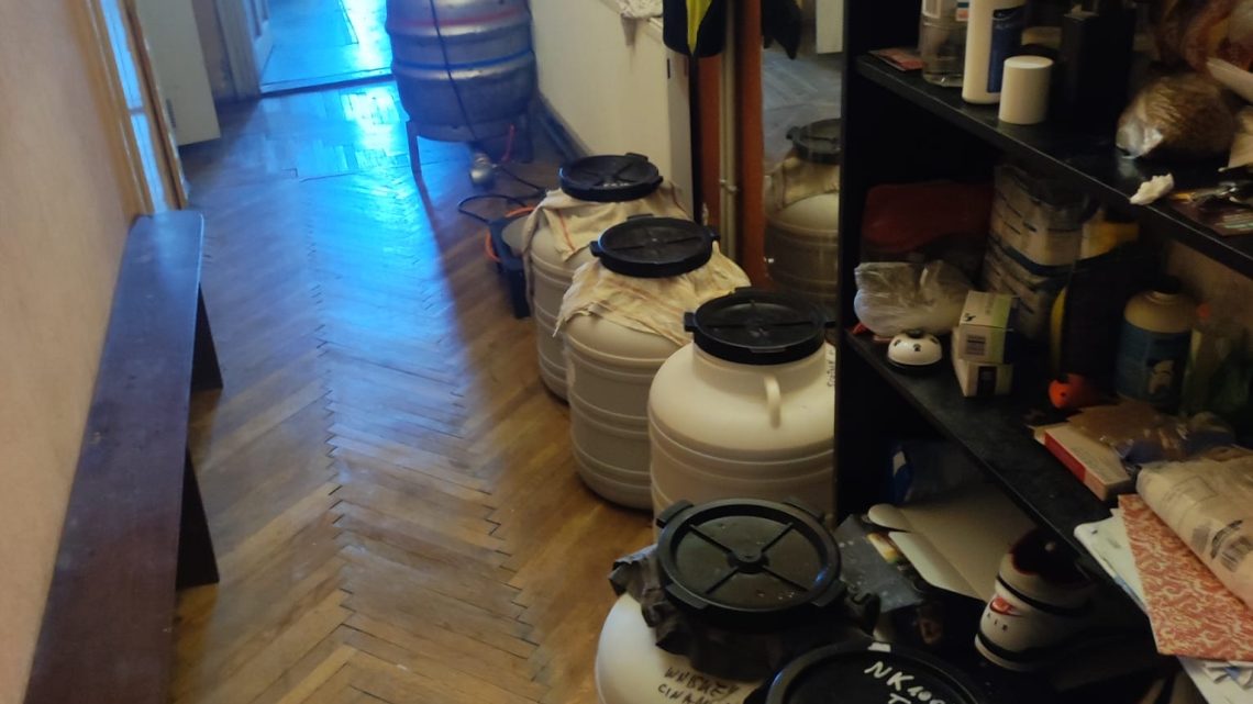 Zatrzymani za nielegalną produkcję alkoholu i posiadanie narkotyków.
