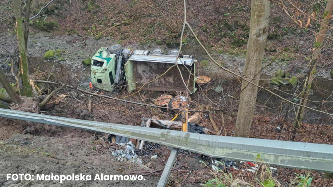 Poranne zdarzenie w  Stróżach. Ciężarówka spadła ze skarpy.