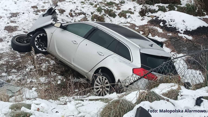 Skawina: Opel uderzył w słup. Kierowcy nie było na miejscu.