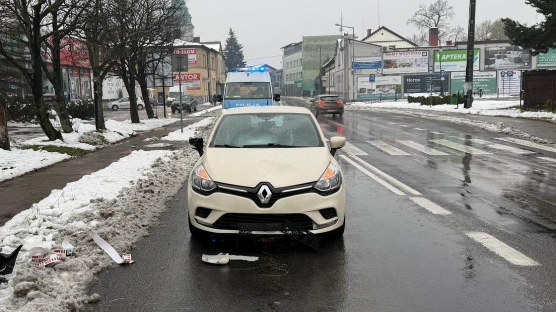 Potrącenie pieszej na przejściu w Kętach. 76-latka z poważnym urazem trafiła do szpitala.