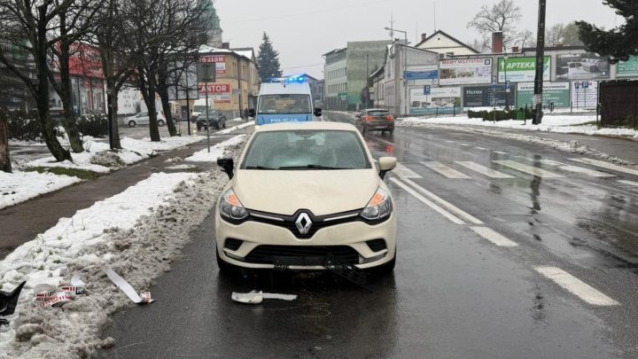 Potrącenie pieszej na przejściu w Kętach. 76-latka z poważnym urazem trafiła do szpitala.
