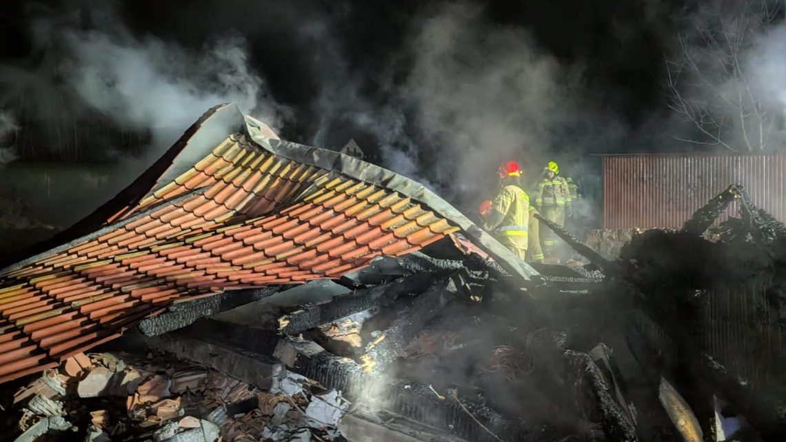 Pożar garażu w Łękawicy. Jedna osoba trafiła do szpitala!