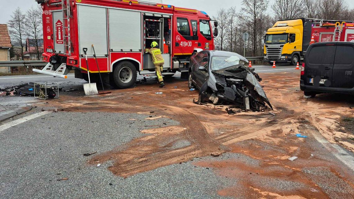 Poważny wypadek w Sufczynie. Droga całkowicie zablokowana, 3 osoby w szpitalu!