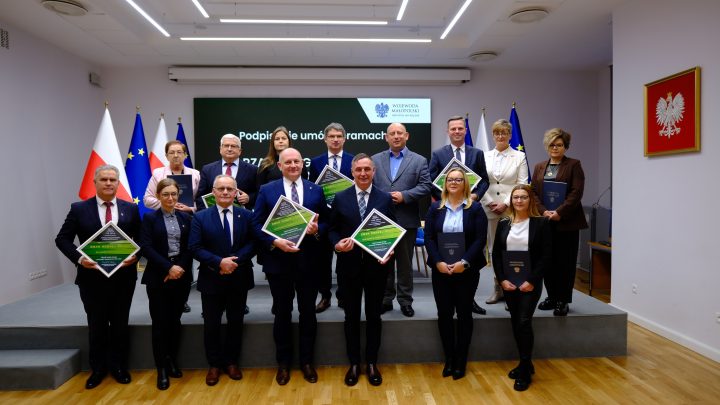 Kolejne miliony z Rządowego Funduszu Rozwoju Dróg trafią do małopolskich samorządów. Podpisano umowy na realizację sześciu inwestycji.