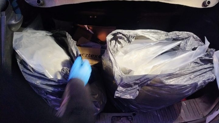 Kraków: 41-letni pseudokibic zatrzymany za handel narkotykami. W mieszkaniu znaleziono duże ilości środków odurzających.