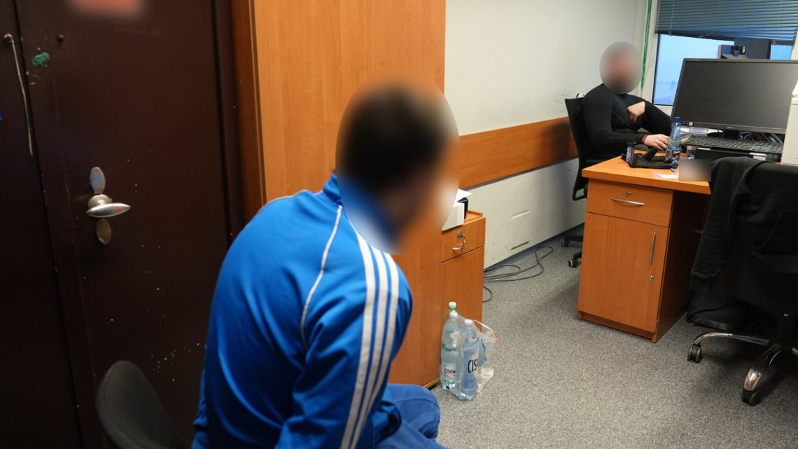 Małopolscy „łowcy głów” zatrzymali 29-latka poszukiwanego dwoma listami gończymi za gwałt.