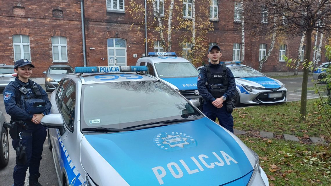 Policjanci z krakowskiego sztabu uratowali trzy kobiety z pożaru przy Parku Krakowskim (wideo).