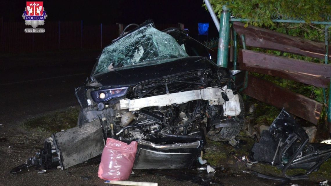 Śmiertelny wypadek w Sieprawiu. Nie żyje 21-letni kierowca, 17-latka walczy o życie.