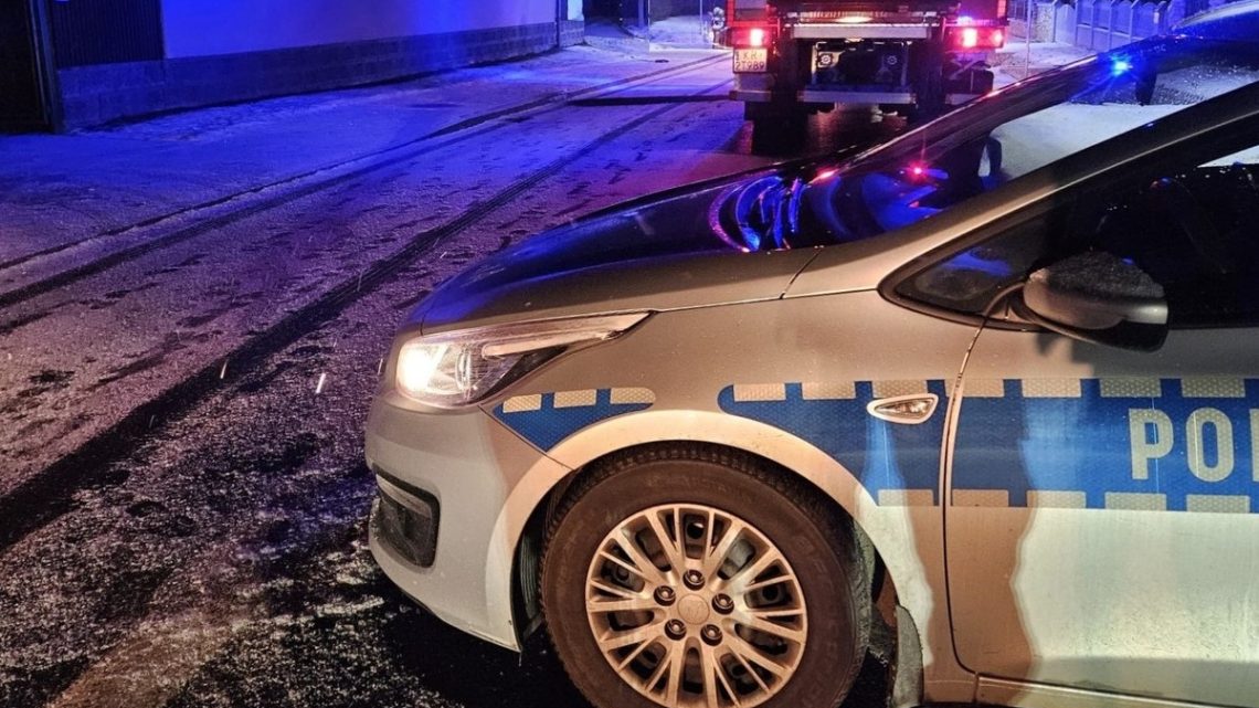 Oświęcim – Dzięki czujności mieszkańców uratowano wychłodzonego mężczyznę.