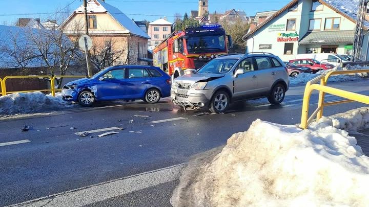 Zderzenie dwóch aut w Skomielnej Białej. Utrudnienia na DK28.