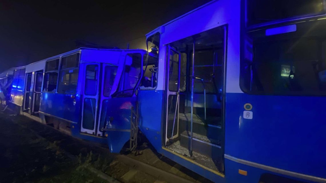 Poważne zderzenie tramwajów na ul. Bieńczyckiej! Motorniczy ciężko ranny, 34 pasażerów poszkodowanych
