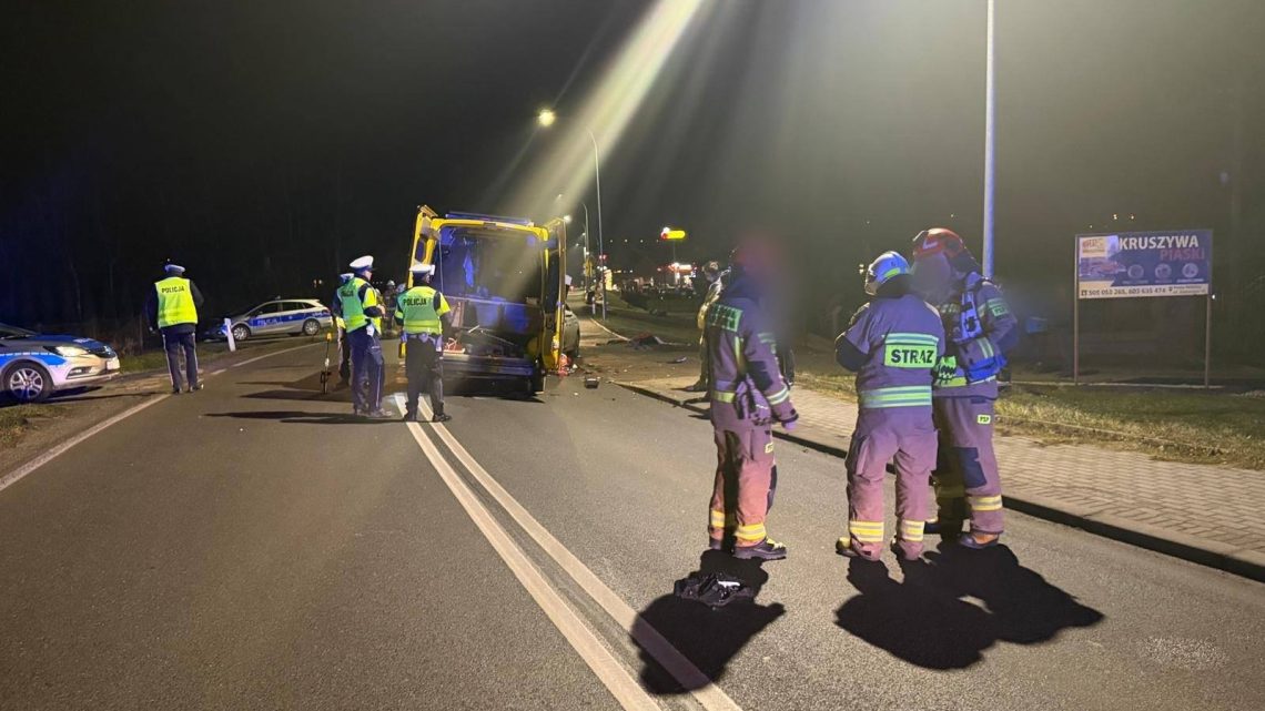 Wypadek na DW 965 w Nowym Wiśniczu. Trzy osoby trafiły do szpitala.