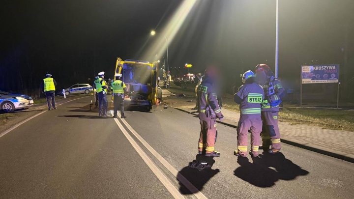 Wypadek na DW 965 w Nowym Wiśniczu. Trzy osoby trafiły do szpitala.