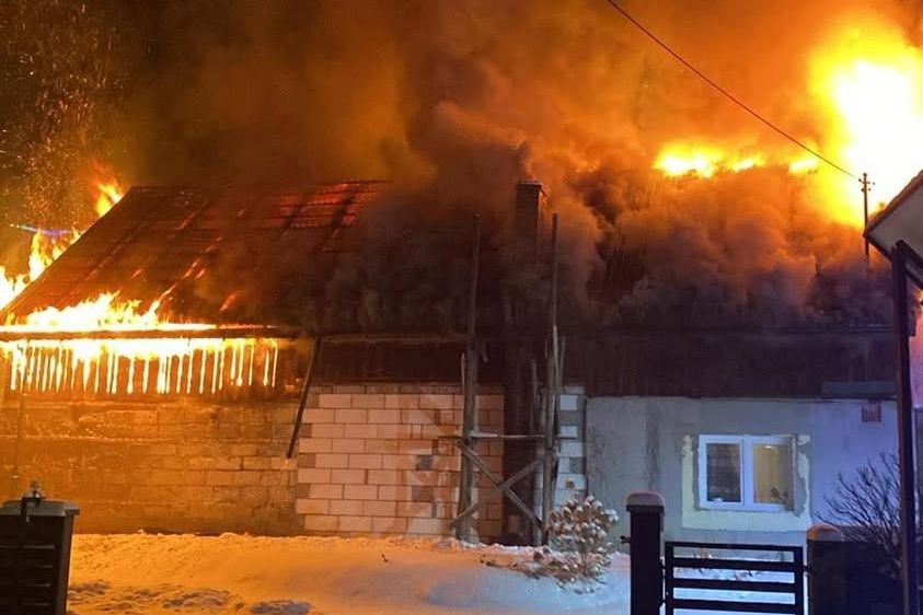 Pożar budynku w Sieniawie – trwa akcja gaśnicza.