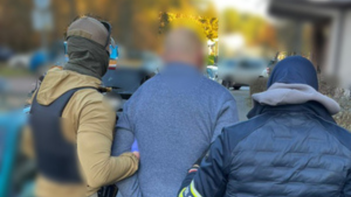 Brutalny recydywista zatrzymany pod Krakowem. 59-latek terroryzował kobiety i groził policjantom bronią!