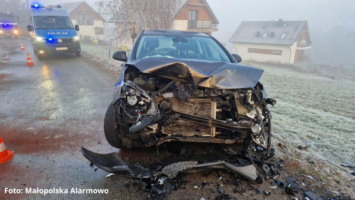 Zderzenie dwóch samochodów w Zakliczynie. Jedna osoba trafiła do szpitala!