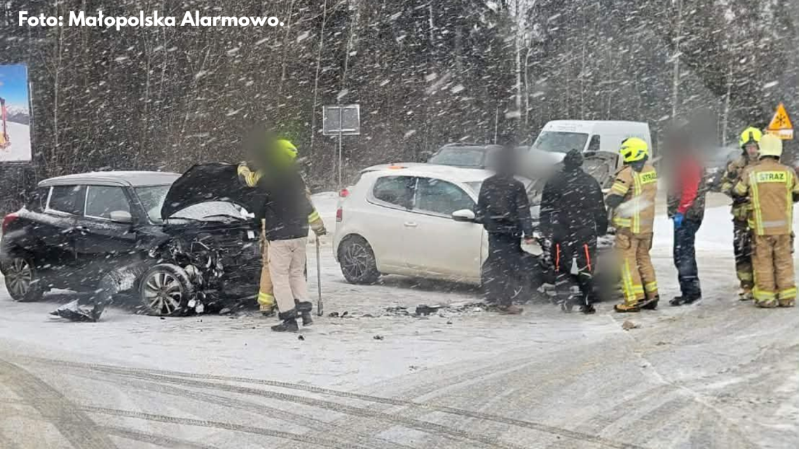 Zderzenie dwóch samochodów osobowych w Nowej Białej. Utrudnienia w ruchu.
