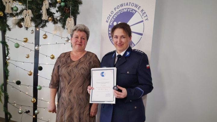 Kęty. Oficer prasowa oświęcimskiej Policji z odznaką „Przyjaciel Niewidomych”.