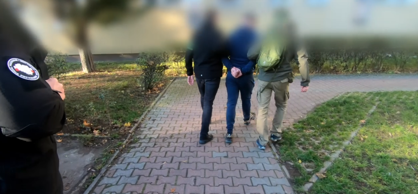 Zatrzymanie poszukiwanego pseudokibica. „Łowcy głów” namierzyli go w Warszawie!