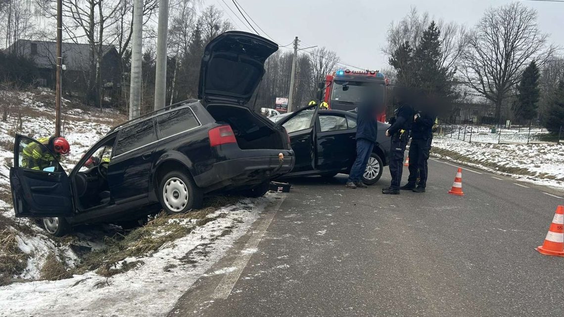Zderzenie dwóch samochodów osobowych w Nidku. Utrudnienia w ruchu.