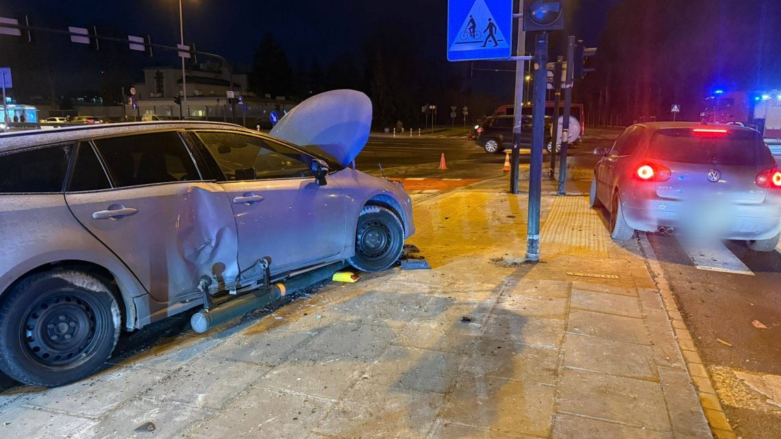 Poranny wypadek w Krakowie. Jedna osoba trafiła do szpitala.